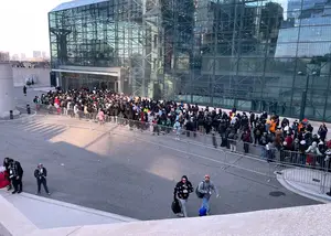 A queue formed in the morning before the doors opened. This was nothing compared to 2021 when people waited for hours to enter. This line disappeared once the doors opened.