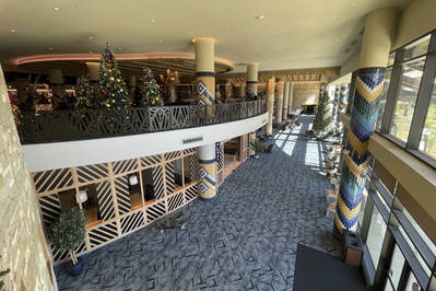 The lobby is large and spacious, with a lower level featuring the breakfast buffet restaurant and a bar lounge.